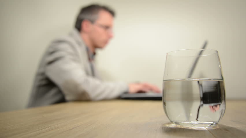 چرا در محل کار زیاد آب بخوریم؟