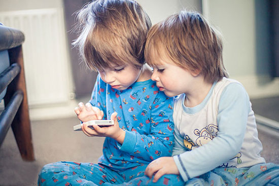 تأثیرات منفی موبایل و وای فای روی کودکان