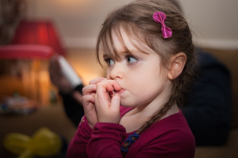 جویدن ناخن در کودکان خوب است یا بد؟