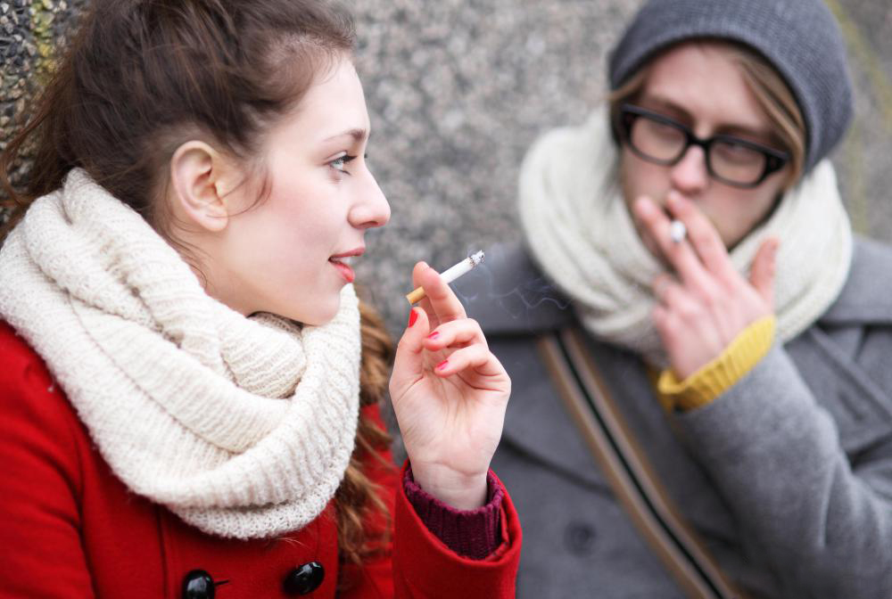 استعمال دخانیات بر زنان تاثیر بیشتری دارد یا مردان؟