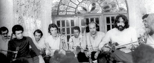 گروه چاووش اولین گروهی که موسیقی زیرزمینی اجرا کرد.