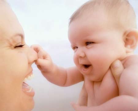 چند روش ساده برای حرف زدن با نوزادان