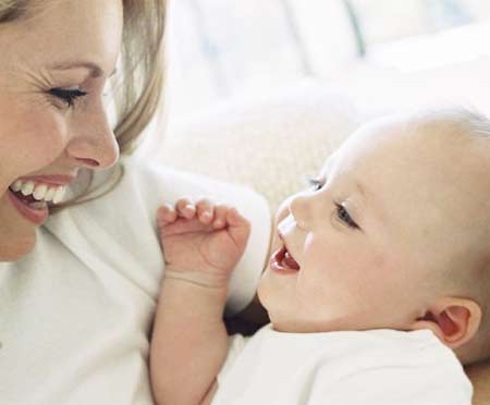 چند روش ساده برای حرف زدن با نوزادان