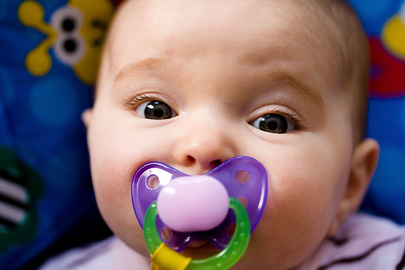 عوارض دادن پستانک به نوزاد چیست؟
