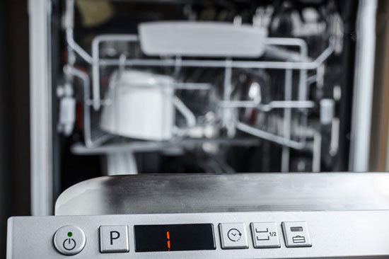 ۵ اشتباه رایج در استفاده از ماشین ظرفشویی که عمر آن را کم می کند