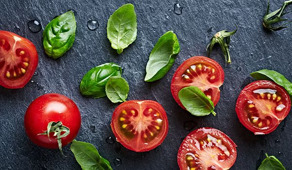 چگونه خوردن گوجه فرنگی باعث افزایش سلامت پوست، مو و بدن می شود