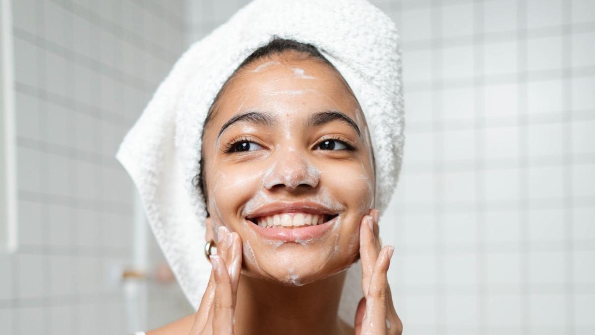 مراقبت از پوست برای 20 سالگی: چگونه پوست را شاداب نگه داریم