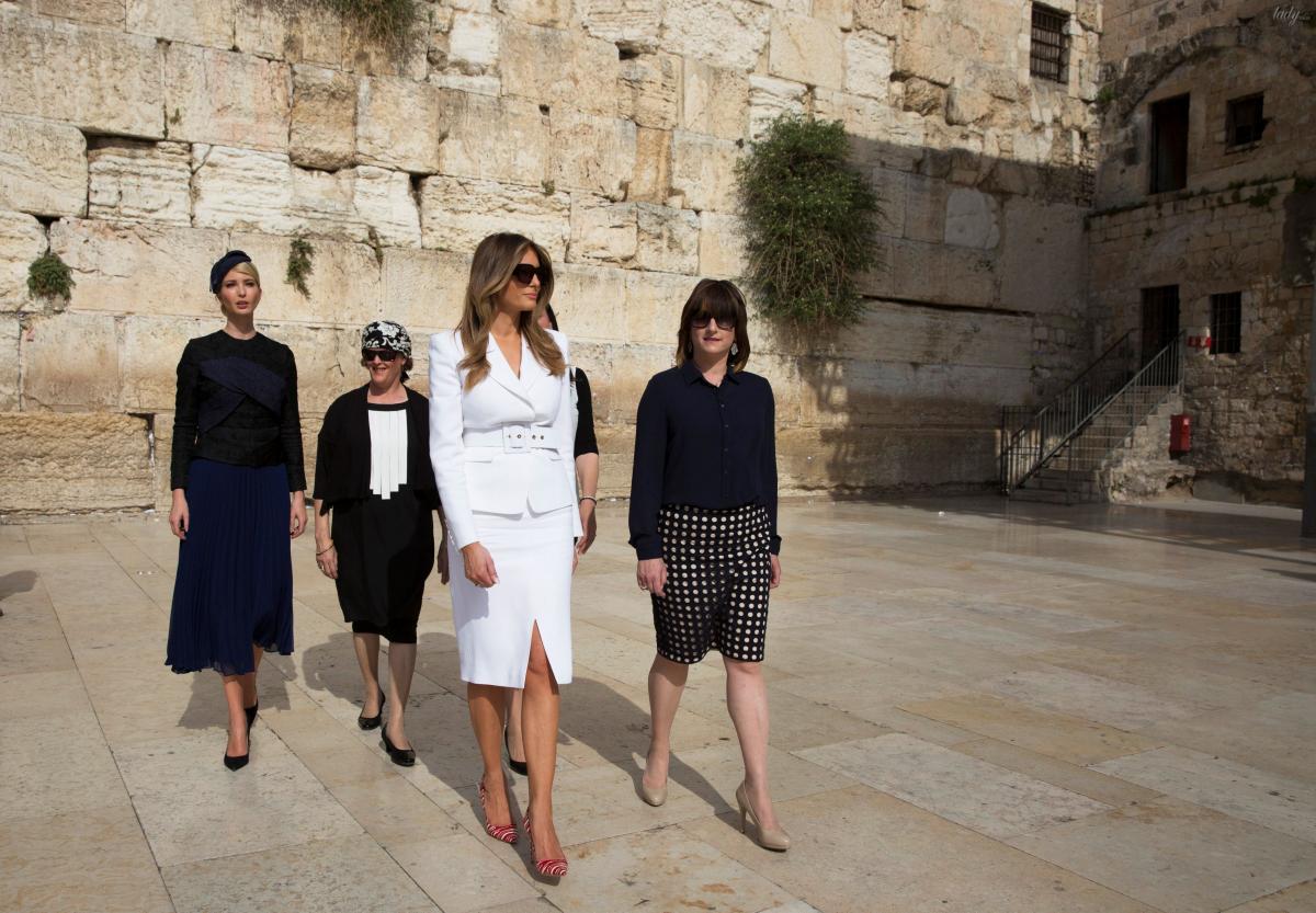 لباس سفید و کوتاه ملانیا ترامپ در بازدید از دیوار ندبه در اورشلیم 