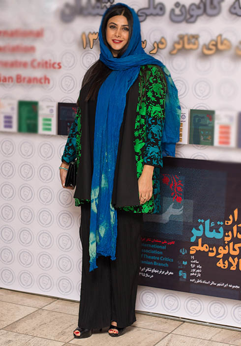 مدل مانتو آزاده صمدی در جشن سالانه کانون ملی منتقدان تئاتر ایران