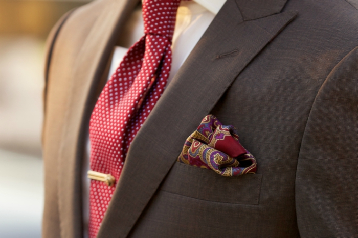 ست کردن کراوات و دستمال جیبی