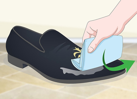 تمیز کردن کفش مخملی از لکه‌ها