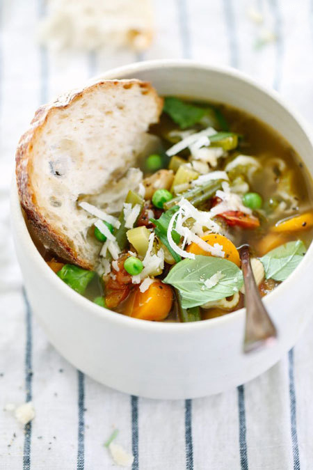 سوپ پاستا و سبزیجات