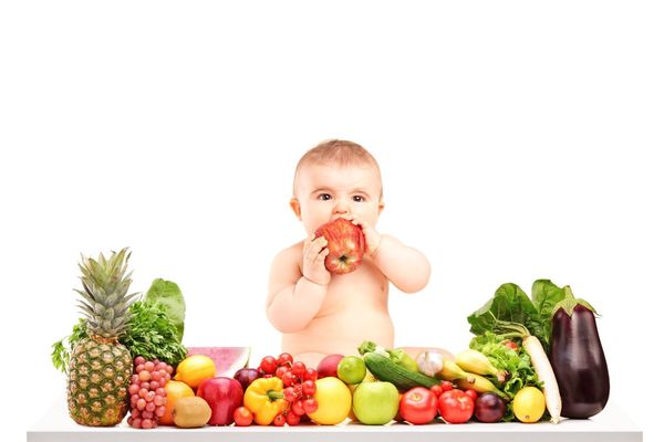 از چه سنی می توان به کودک میوه داد؟