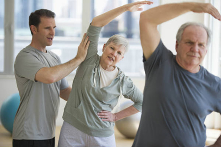 بهترین حرکات تمرینی و ورزش سالمندان در منزل