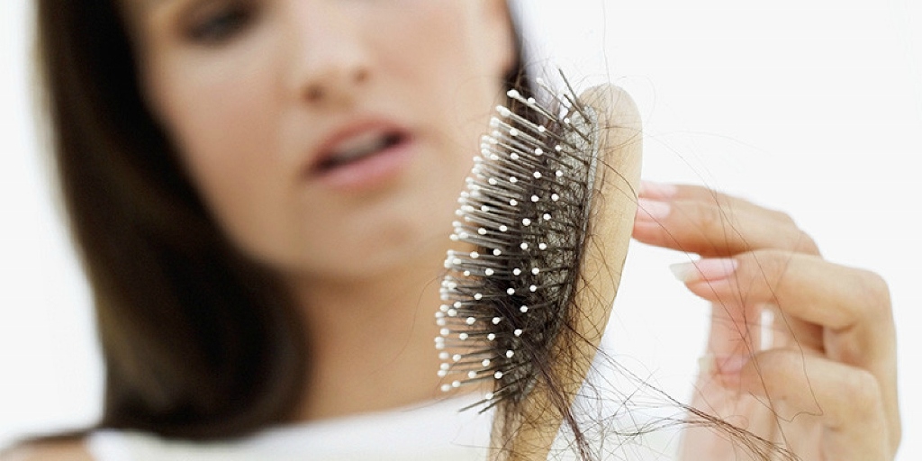 ۲۰ درمان خانگی ریزش مو و توصیه های موثر برای کنترل آن