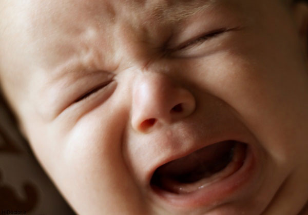 علت رفتارهای عصبی نوزاد هنگام شیر خوردن + راهکار‌ها