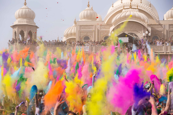  تجربه ای شگفت انگیز با فستیوال هزار رنگ Holi