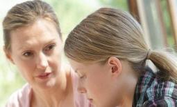 چه نکات را قبل از شروع عادت ماهیانه با دختران در میان بگذاریم؟