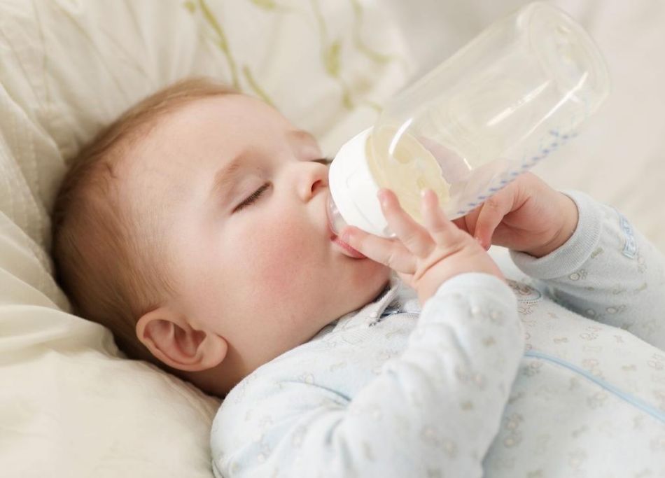 مشکلات تغذیه نوزاد با شیشه شیر