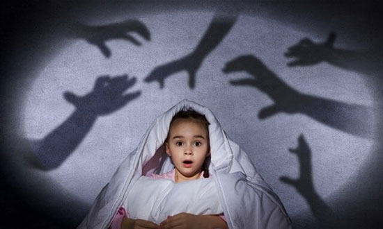راهکارهایی برای مقابله با ترس کودک از تاریکی
