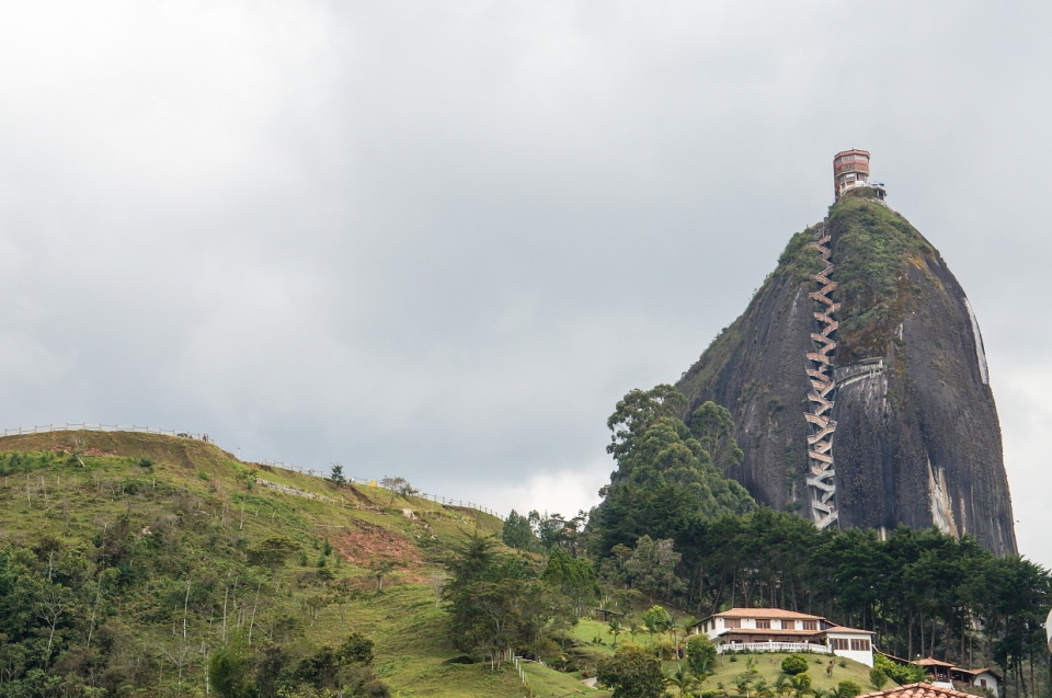 صخره دیدنی « گواتاپی » در کلمبیا