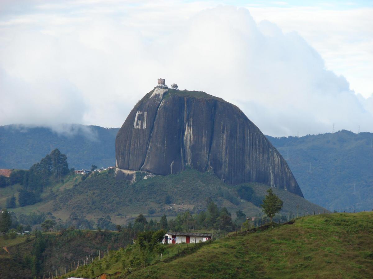 صخره دیدنی « گواتاپی » در کلمبیا