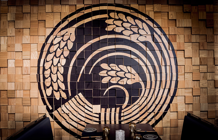 طراحی داخلی مدرن رستوران با الهام از نمادهای ژاپنی