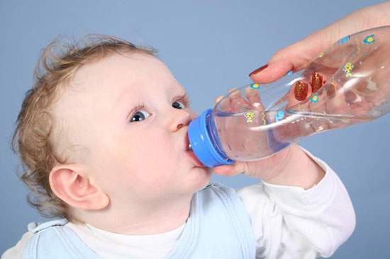کودک باید روزی چقدر آب بخورد؟