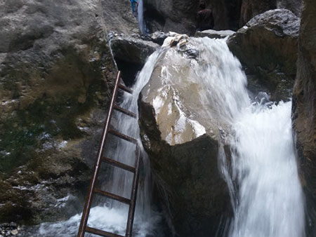 دیدنیهای آبشار قره سو در مشهد
