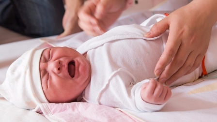 علت گریه نوزاد چه می تواند باشد؟