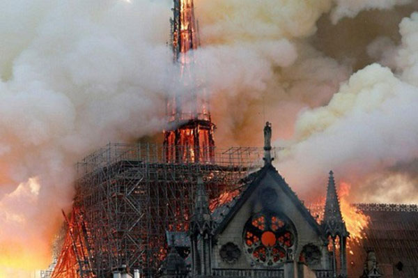 کلیسای نوتردام پاریس در آتش سوخت