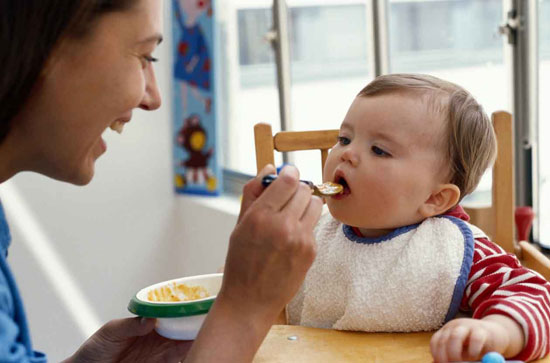 چه غذاهای کمکی به نوزاد بدهیم؟