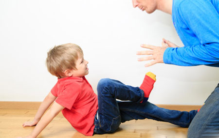 با کودکی که والدینش را میزند چگونه رفتار کنیم؟