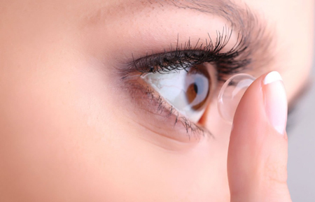 روش گذاشتن و برداشتن لنز در چشم ها