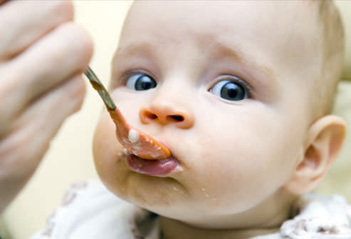 چگونه نوزاد را به غذای کمکی علاقمند کنیم؟