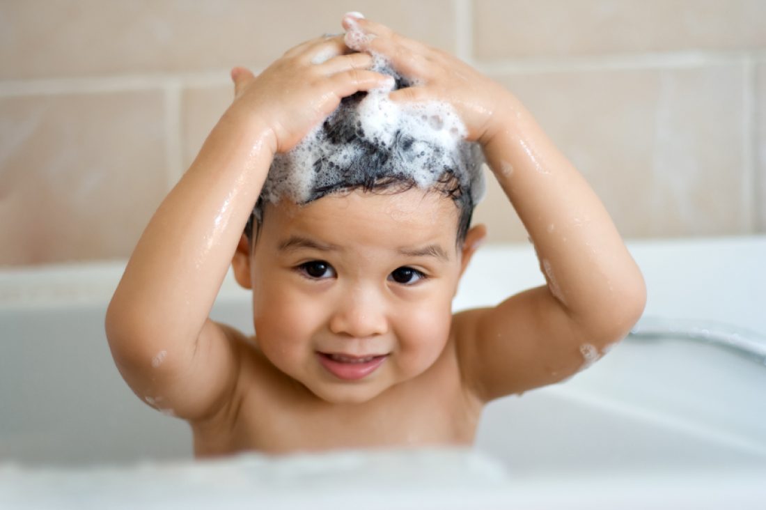 چگونه کودک خود را حمام کنیم؟