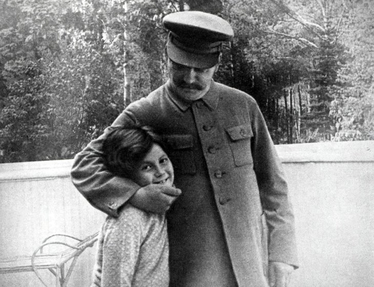 معرفی کتاب "دختر استالین"، روایت چگونگی فرزند یک دیکتاتور بودن
