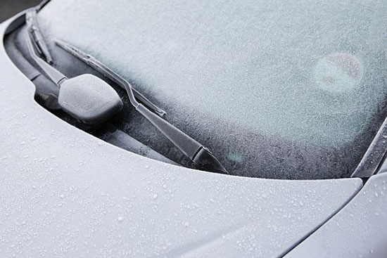 چگونه یخ زدگی شیشه جلوی اتومبیل را پاک کنیم؟