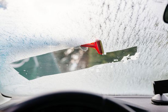 چگونه یخ زدگی شیشه جلوی اتومبیل را پاک کنیم؟