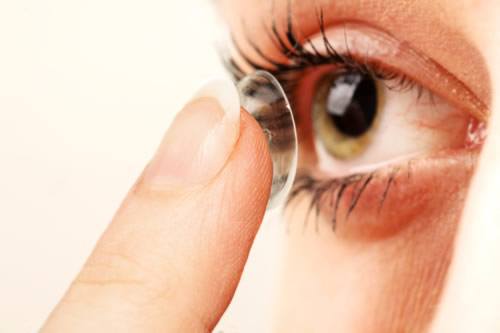 آیا لنزهای تماسی آلوده چشم‌ را سوراخ می‌ کنند؟