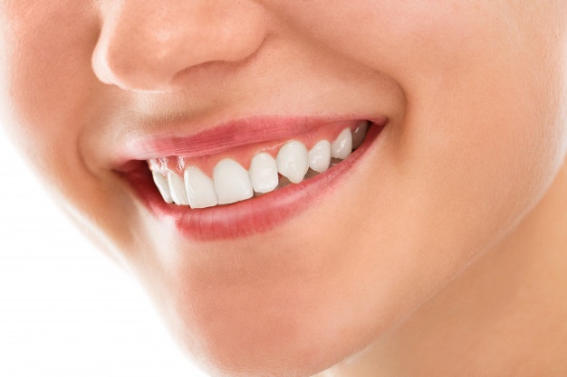 چگونه لکه های قهوه ای روی دندان ها را از بین ببریم؟