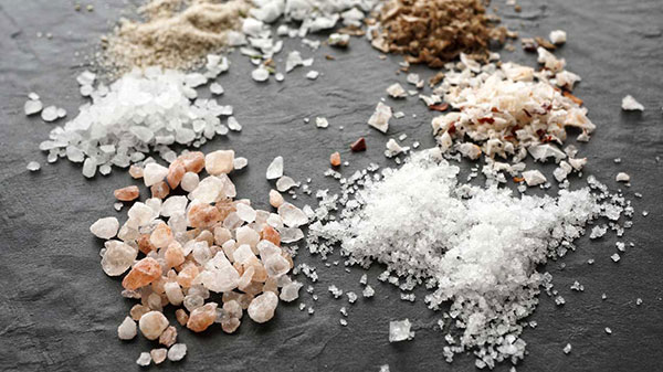 تفاوت انواع نمک معمولی، نمک دریا و هیمالیا، نمک کوشر و سلتیک چیست؟