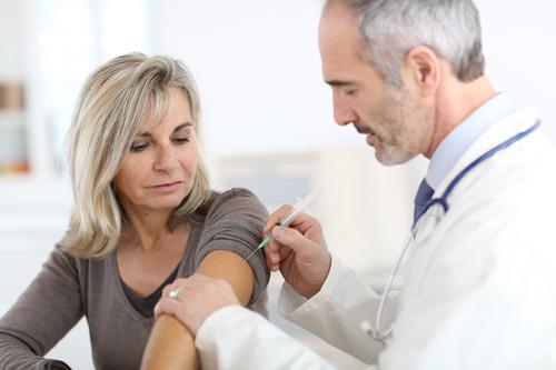 چرا واکسیناسیون در افراد میانسال و کهنسال مهم است؟
