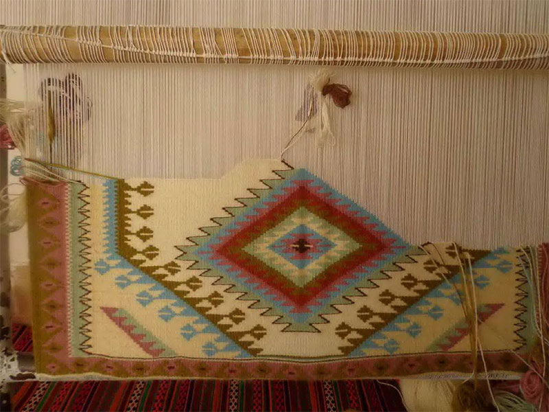 فرش بافی و رفوگری از مشاغل سنتی شیراز