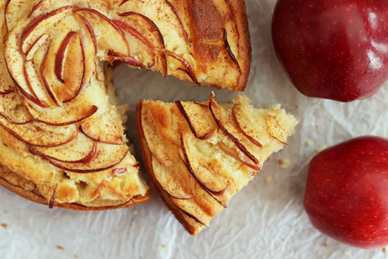 طرز تهیه‌ کیک سیب و دارچین به شکل گل