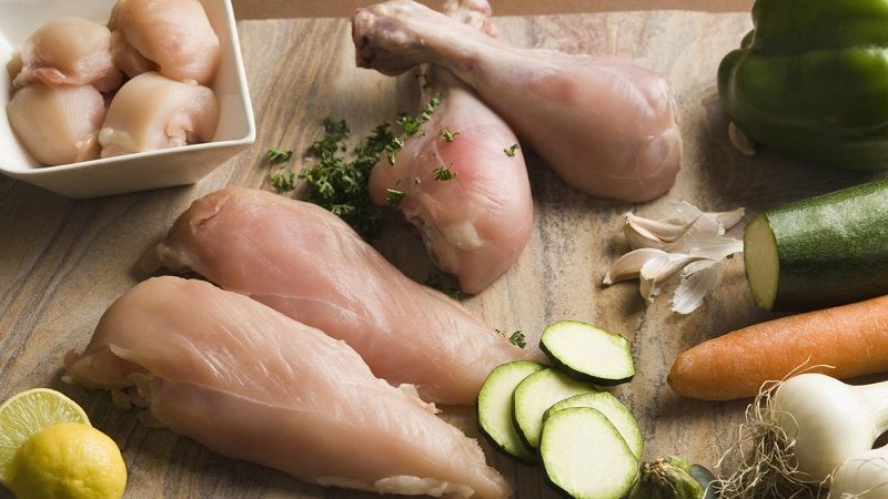 راه های از بین بردن بوی بد مرغ در غذا