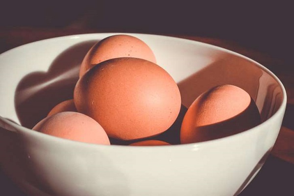 تا چه مدت میتوان تخم مرغ را بیرون از یخچال نگه داشت ؟