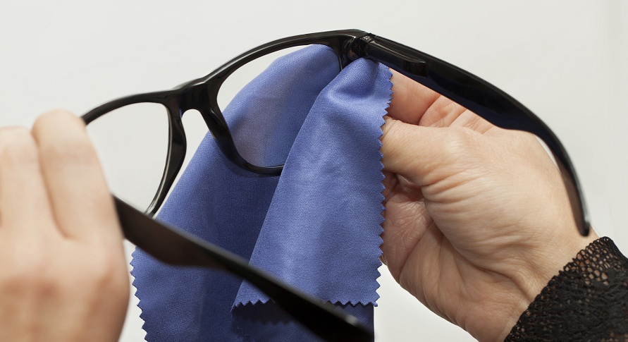 روش های موثر تمیز کردن شیشه عینک