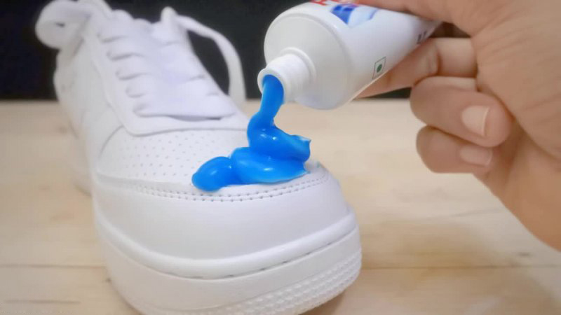 چگونه با خمیر دندان کفش خود را تمیز کنیم ؟