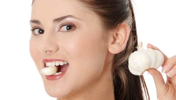 15 راه از بین بردن بوی سیر از دهان